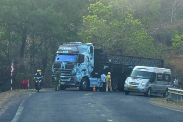 Khởi tố tài xế xe đầu kéo trong vụ tai nạn khiến 2 người tử vong trên Quốc lộ 25 Khởi tố tài xế xe đầu kéo trong vụ tai nạn khiến 2 người tử vong trên Quốc lộ 25