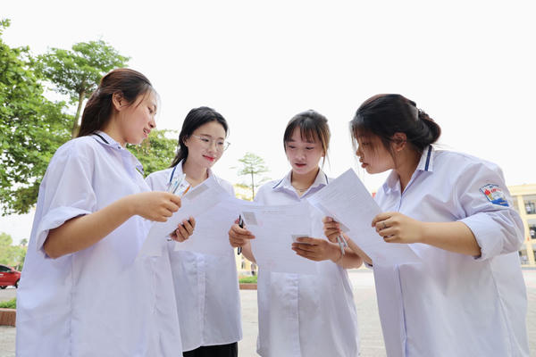 Hơn 99,5% thí sinh dự thi môn Ngữ văn, buổi thi đầu tiên diễn ra an toàn, nghiêm túc Hơn 99,5% thí sinh dự thi môn Ngữ văn, buổi thi đầu tiên diễn ra an toàn, nghiêm túc