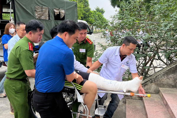Công an xã Bình Sơn hỗ trợ thí sinh bị ngã đến điểm thi an toàn trong kỳ thi tốt nghiệp THPT năm 2026 Công an xã Bình Sơn hỗ trợ thí sinh bị ngã đến điểm thi an toàn trong kỳ thi tốt nghiệp THPT năm 2026