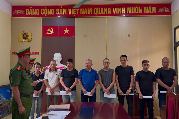 Khởi tố 8 đối tượng đánh bạc trên đồi quế ở Lào Cai