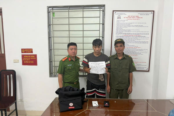Tạm giữ đối tượng cướp giật tài sản của phụ nữ đang di chuyển trên đường Tạm giữ đối tượng cướp giật tài sản của phụ nữ đang di chuyển trên đường