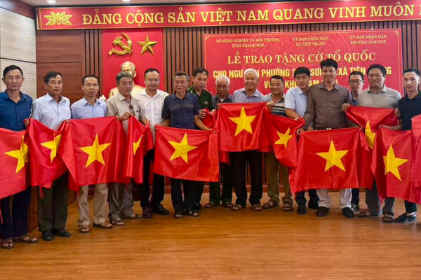Thanh Hóa: Tặng 3.000 lá cờ Tổ quốc cho ngư dân bám biển
Thanh Hóa: Tặng 3.000 lá cờ Tổ quốc cho ngư dân bám biển
