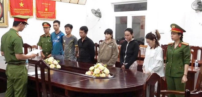 Bắt 6 đối tượng tiếp tay cho đường dây lừa đảo xuyên biên giới, chiếm đoạt hàng chục tỉ đồng Bắt 6 đối tượng tiếp tay cho đường dây lừa đảo xuyên biên giới, chiếm đoạt hàng chục tỉ đồng