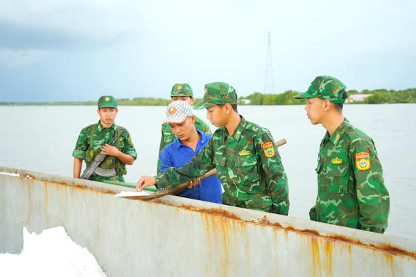 Phát hiện sà lan vận chuyển hơn 30 tấn phân Urê không rõ nguồn gốc Phát hiện sà lan vận chuyển hơn 30 tấn phân Urê không rõ nguồn gốc