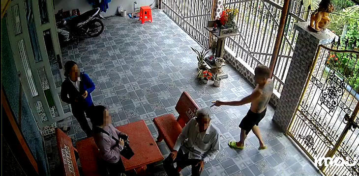 Khởi tố, bắt tạm giam kẻ cầm dao khống chế, đánh thẩm phán ngay trong sân nhà Khởi tố, bắt tạm giam kẻ cầm dao khống chế, đánh thẩm phán ngay trong sân nhà