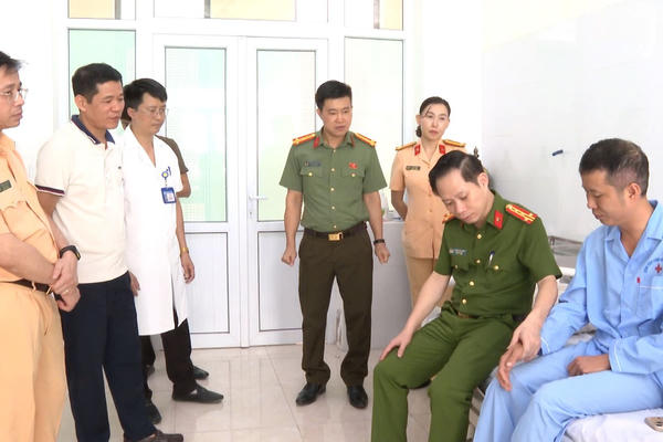 Phó Giám đốc Công an tỉnh Thanh Hoá thăm chiến sĩ phòng Cảnh sát giao thông bị thương khi làm nhiệm vụ Phó Giám đốc Công an tỉnh Thanh Hoá thăm chiến sĩ phòng Cảnh sát giao thông bị thương khi làm nhiệm vụ