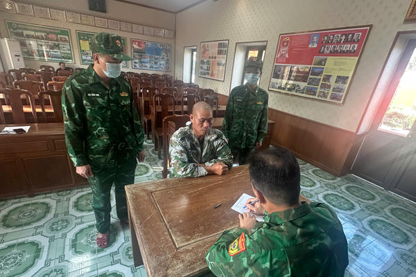 Người nước ngoài chở gần 1 tấn ngao hai cùi bằng bè mảng trên cửa sông Bắc Luân Người nước ngoài chở gần 1 tấn ngao hai cùi bằng bè mảng trên cửa sông Bắc Luân