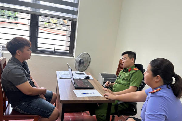 Tông xe vào Cảnh sát giao thông, kéo lê cán bộ gần 300m để trốn kiểm tra nồng độ cồn