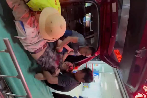 CSGT Nghệ An mở đường đưa người dân bị thương đi cấp cứu CSGT Nghệ An mở đường đưa người dân bị thương đi cấp cứu