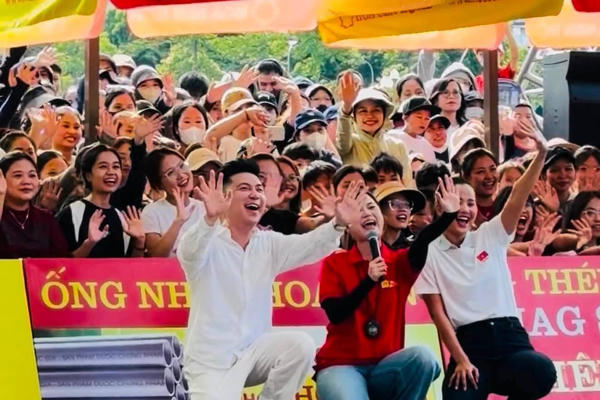 4.000 người dân Nghệ An tạo nên kỷ lục nhân ái mới 4.000 người dân Nghệ An tạo nên kỷ lục nhân ái mới
