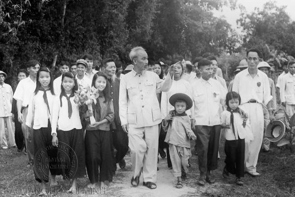 69 năm, ngày Bác Hồ về thăm quê hương Kim Liên 69 năm, ngày Bác Hồ về thăm quê hương Kim Liên