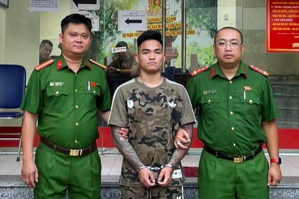 Bắt khẩn cấp nam thanh niên cầm điếu cày đánh liên tiếp bạn trai của người yêu cũ trên phố Lê Duẩn Bắt khẩn cấp nam thanh niên cầm điếu cày đánh liên tiếp bạn trai của người yêu cũ trên phố Lê Duẩn