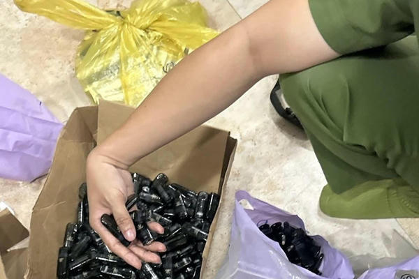 Khởi tố 5 người mua bán thuốc lá điện tử chứa ma túy tại TP.HCM Khởi tố 5 người mua bán thuốc lá điện tử chứa ma túy tại TP.HCM