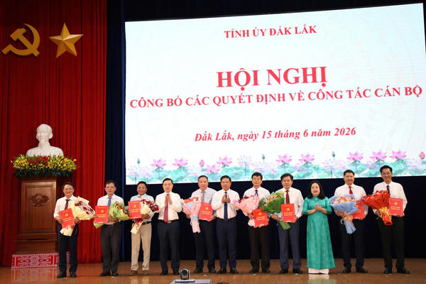 Bí thư Tỉnh ủy Đắk Lắk yêu cầu không để việc thay đổi cán bộ ảnh hưởng tiến độ công việc Bí thư Tỉnh ủy Đắk Lắk yêu cầu không để việc thay đổi cán bộ ảnh hưởng tiến độ công việc