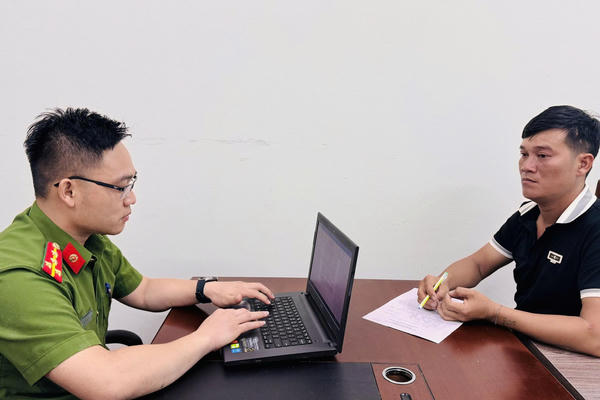 Đối tượng trốn nã sau 14 năm ra Công an Lào Cai đầu thú