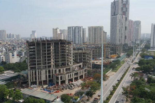 Cận cảnh dự án Usilk City với những khối bê tông trơ khung sắt Cận cảnh dự án Usilk City với những khối bê tông trơ khung sắt