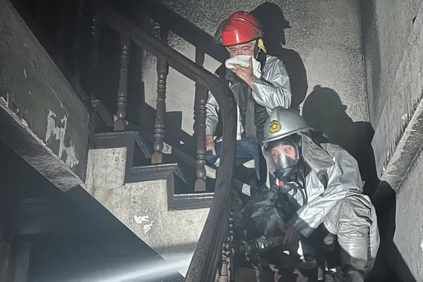 Video: Cảnh sát phá cửa giải cứu người dân mắc kẹt trong ngôi nhà phát hỏa lúc rạng sáng Video: Cảnh sát phá cửa giải cứu người dân mắc kẹt trong ngôi nhà phát hỏa lúc rạng sáng