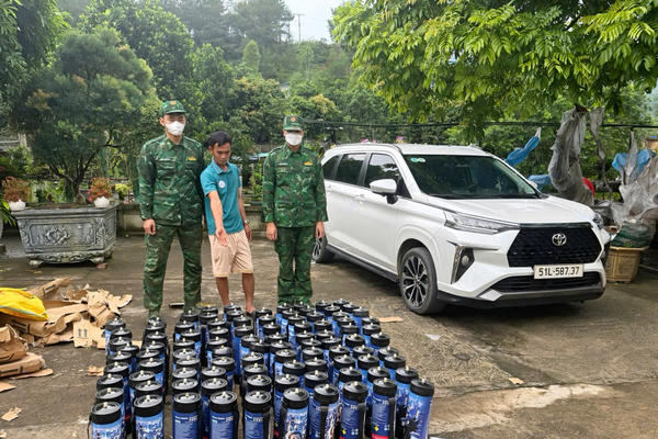 Đồn Biên phòng Cửa khẩu Hoành Mô bắt giữ vụ vận chuyển 92 bình nghi chứa khí cười tại khu vực biên giới Đồn Biên phòng Cửa khẩu Hoành Mô bắt giữ vụ vận chuyển 92 bình nghi chứa khí cười tại khu vực biên giới