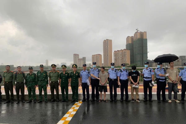 Quảng Ninh trao trả 7 công dân Trung Quốc vi phạm pháp luật Quảng Ninh trao trả 7 công dân Trung Quốc vi phạm pháp luật