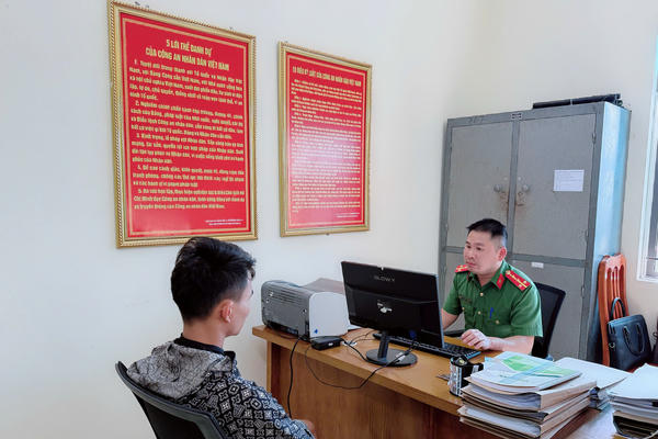 Xử phạt nam tài xế có bình luận tiêu cực trên trang phản động của Lê Trung Khoa Xử phạt nam tài xế có bình luận tiêu cực trên trang phản động của Lê Trung Khoa