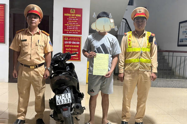 Xử phạt, tịch thu xe mô tô của thanh niên mặc trang phục dân quân tự vệ "bốc đầu" xe trên đường