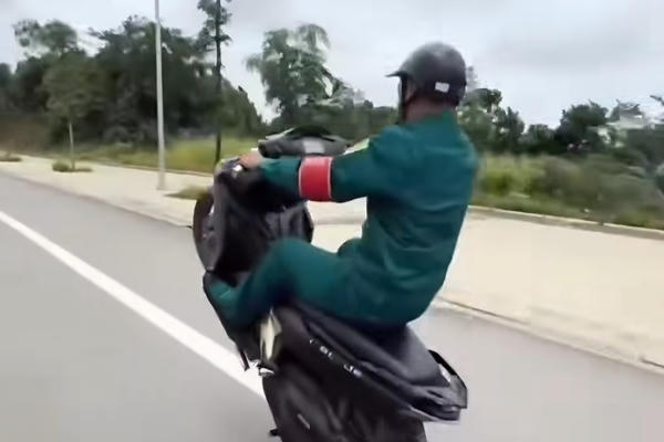 Thanh niên ở Lào Cai mặc trang phục dân quân tự vệ bốc đầu xe máy bị tịch thu phương tiện