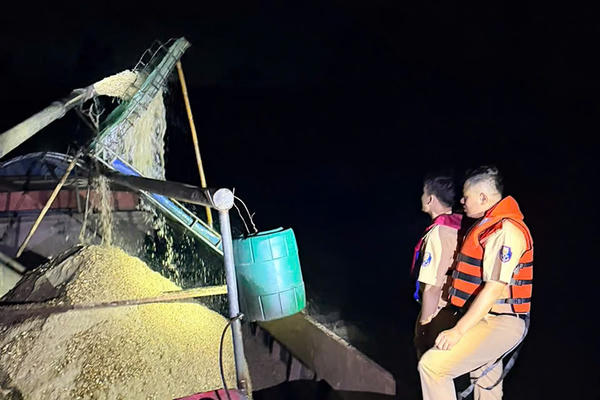 Bắt quả tang 2 tàu khai thác cát trái phép trên sông Lam