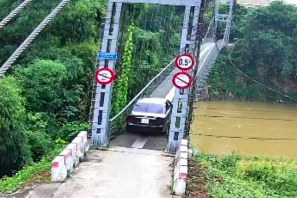 Bất chấp biển cấm vẫn cố tình lái xe ô tô vượt cầu treo, tài xế bị phạt 5 triệu đồng trừ 2 điểm GPLX