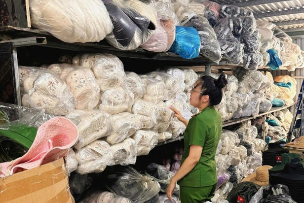 Đà Nẵng tạm giữ 700 đôi sandal nghi giả mạo nhãn hiệu Crocs