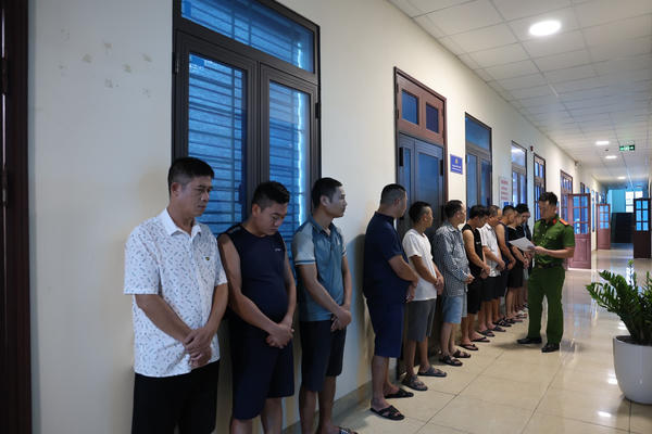 Tạm giữ hình sự 13 đối tượng đánh bạc bằng hình thức đánh liêng ở Ninh Bình Tạm giữ hình sự 13 đối tượng đánh bạc bằng hình thức đánh liêng ở Ninh Bình