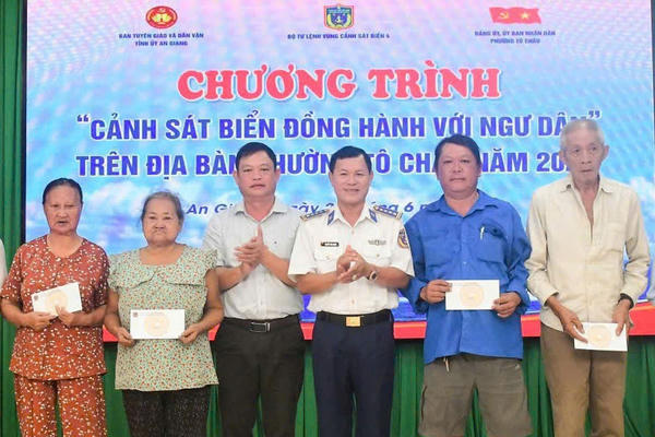 Bộ Tư lệnh Vùng Cảnh sát biển 4 đồng hành cùng ngư dân phường Tô Châu, tỉnh An Giang Bộ Tư lệnh Vùng Cảnh sát biển 4 đồng hành cùng ngư dân phường Tô Châu, tỉnh An Giang