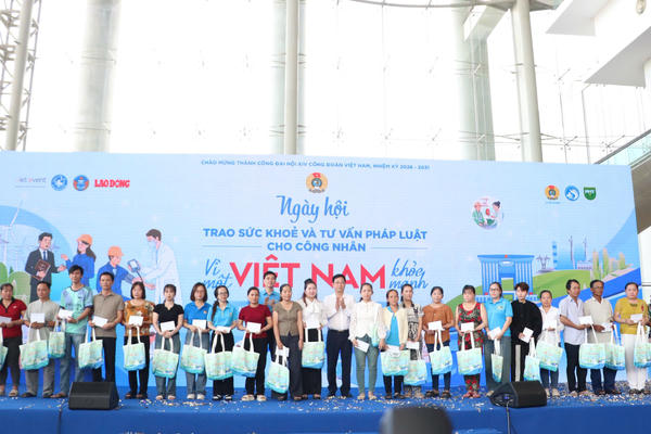 Tiếp sức công nhân từ sức khỏe đến hành lang pháp lý