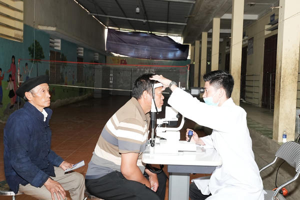 Khám mắt, tặng thuốc miễn phí cho người dân nghèo xã biên giới Sơn Vĩ