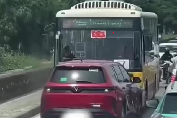 Xử lý nghiêm tài xế ô tô vượt xe không đúng quy định từ phản ánh của người dân Xử lý nghiêm tài xế ô tô vượt xe không đúng quy định từ phản ánh của người dân