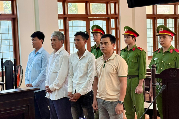 11 năm tù cho nhóm bị cáo làm giả giấy tờ để lừa đảo chiếm đoạt tài sản
