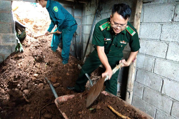 Đồn Biên phòng Cửa khẩu Săm Pun hỗ trợ người dân khắc phục hậu quả sạt lở đất