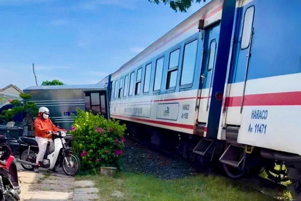 Xe tải bất ngờ lao ra đường sắt, tàu SE5 phanh khẩn cấp tránh va chạm Xe tải bất ngờ lao ra đường sắt, tàu SE5 phanh khẩn cấp tránh va chạm