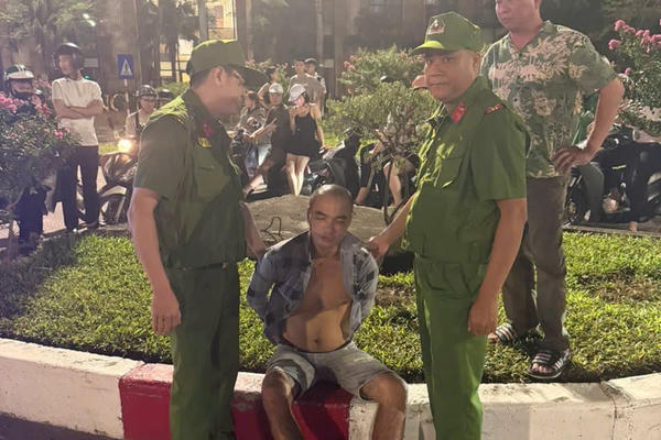 Công an khống chế người đàn ông cầm dao phay đe dọa người đi đường ở Tây Hồ