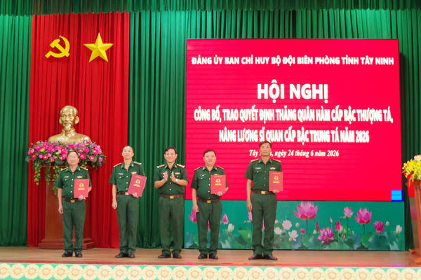 Bộ đội Biên phòng tỉnh Tây Ninh thăng quân hàm, nâng lương cho sĩ quan cấp tá Bộ đội Biên phòng tỉnh Tây Ninh thăng quân hàm, nâng lương cho sĩ quan cấp tá