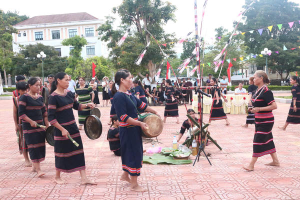 Hơn 200 nghệ nhân Xơ Đăng hội tụ tại Tu Mơ Rông, trình diễn cồng chiêng và múa xoang đặc sắc Hơn 200 nghệ nhân Xơ Đăng hội tụ tại Tu Mơ Rông, trình diễn cồng chiêng và múa xoang đặc sắc