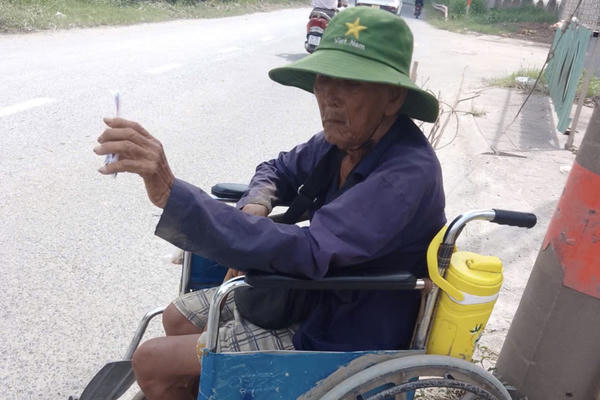 Đắng cay phận đời người bán vé số dạo và góc khuất nghiệt ngã khi "vé ế" Đắng cay phận đời người bán vé số dạo và góc khuất nghiệt ngã khi "vé ế"