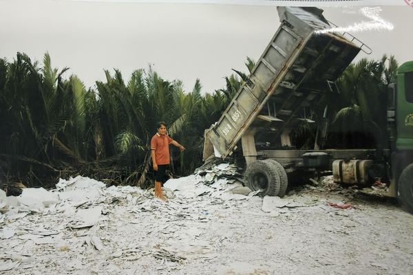 Khởi tố đối tượng đổ thải gần 600 tấn chất thải rắn công nghiệp trái phép ra môi trường