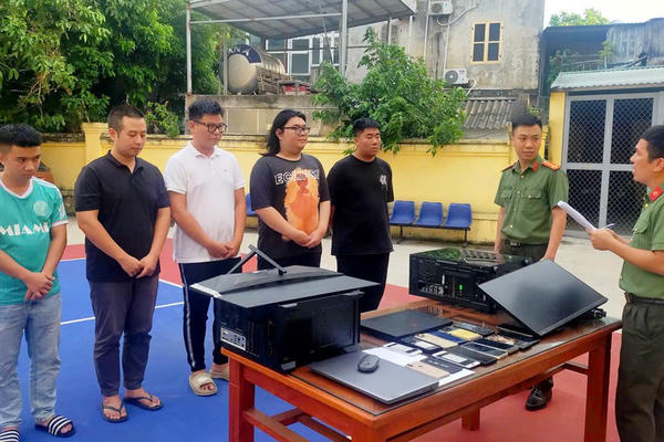 Điểm tin Pháp Luật 27/06: Công an Thanh Hoá bắt ổ nhóm mua bán hơn 1.000 tài khoản ngân hàng, lộ thủ đoạn qua mặt sinh trắc học
Điểm tin Pháp Luật 27/06: Công an Thanh Hoá bắt ổ nhóm mua bán hơn 1.000 tài khoản ngân hàng, lộ thủ đoạn qua mặt sinh trắc học