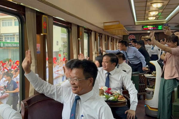 Khai trương đoàn tàu đưa đón y bác sỹ của Bệnh viện Bạch Mai từ Hà Nội đi Phủ Lý Khai trương đoàn tàu đưa đón y bác sỹ của Bệnh viện Bạch Mai từ Hà Nội đi Phủ Lý