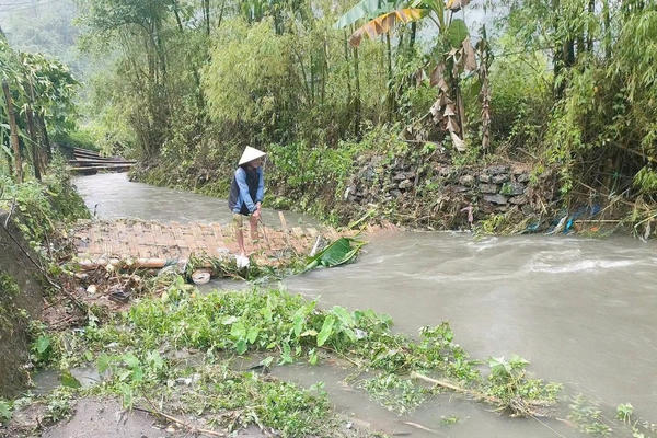 Thái Nguyên: Mưa lớn gây ngập úng, sạt lở đất đá làm tê liệt nhiều tuyến đường Thái Nguyên: Mưa lớn gây ngập úng, sạt lở đất đá làm tê liệt nhiều tuyến đường