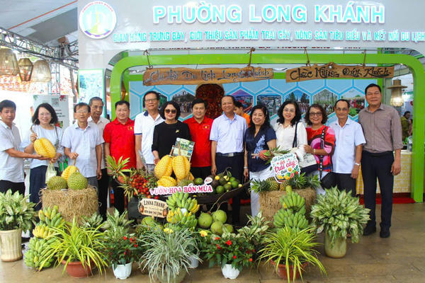 Nguyên Phó Chủ tịch nước Đặng Thị Ngọc Thịnh tham quan Lễ hội Mùa trái cây Long Khánh 2026