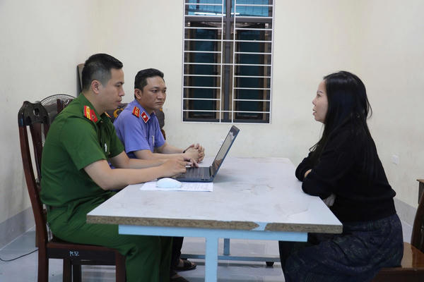 Khởi tố nhóm đối tượng ném chất bẩn vào cửa hàng quần áo tại Nghệ An