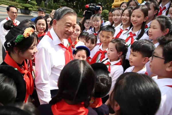 Tổng Bí thư, Chủ tịch nước yêu cầu kiểm soát chặt chi phí trường học