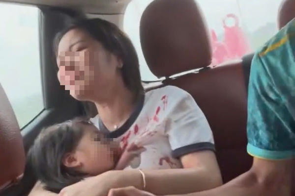 Dùng xe chuyên dụng, CSGT Nghệ An đưa bệnh nhi đi cấp cứu Dùng xe chuyên dụng, CSGT Nghệ An đưa bệnh nhi đi cấp cứu