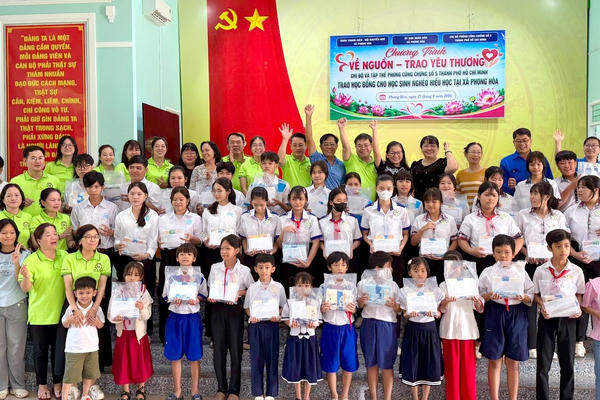 Trao tặng 80 phần quà cho học sinh và hộ khó khăn ở Đồng Tháp